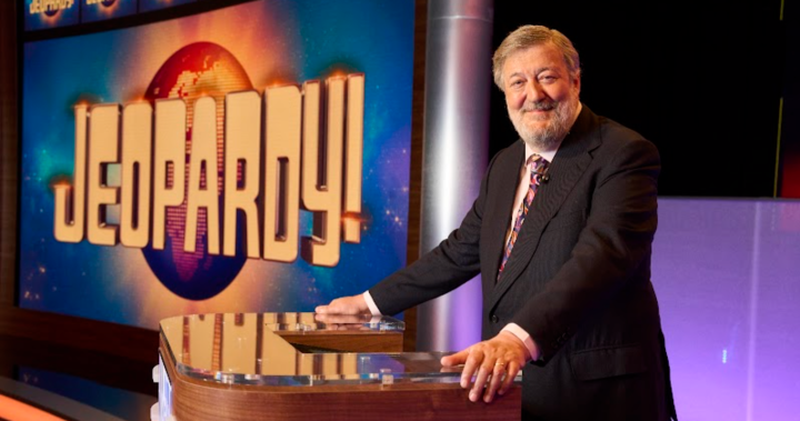 Stephen Fry se rend derrière le pupitre pour animer « Jeopardy !  Royaume-Uni’ – National